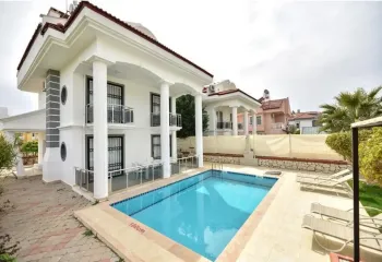 Özel yüzme havuzlu modern Çalış aile villası